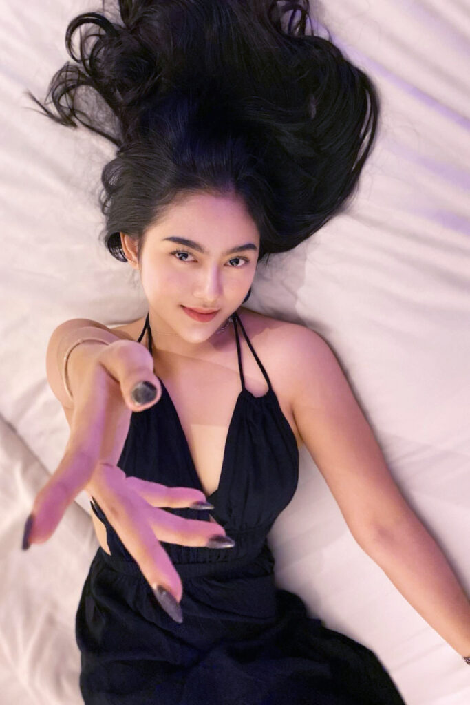 Amoura Sheba Selebgram Bigo Seksi Menggoda Pose Sensual Baring Di Ranjang