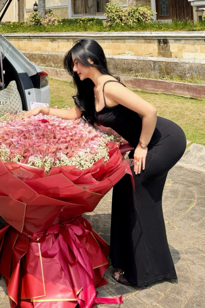 Amoura Sheba Selebgram Bigo Seksi Pose Nungging Hot