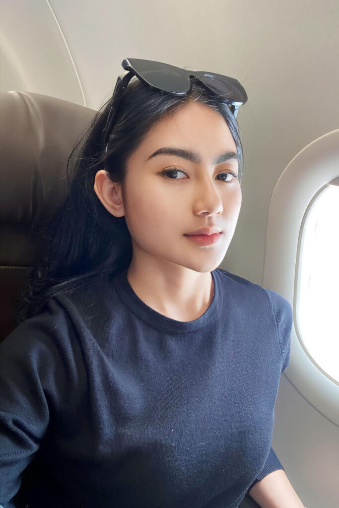 Amoura Sheba Selebgram Bigo Seksi Selfie di Pesawat