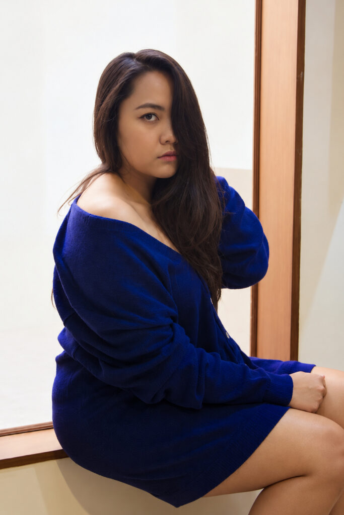 Model Cewek Gendut Seksi Duduk di kamar hotel