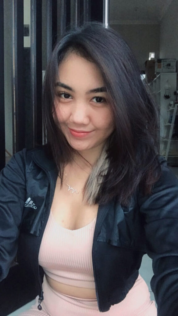 Wajah cantik senyum Seksi Selfie di rumah