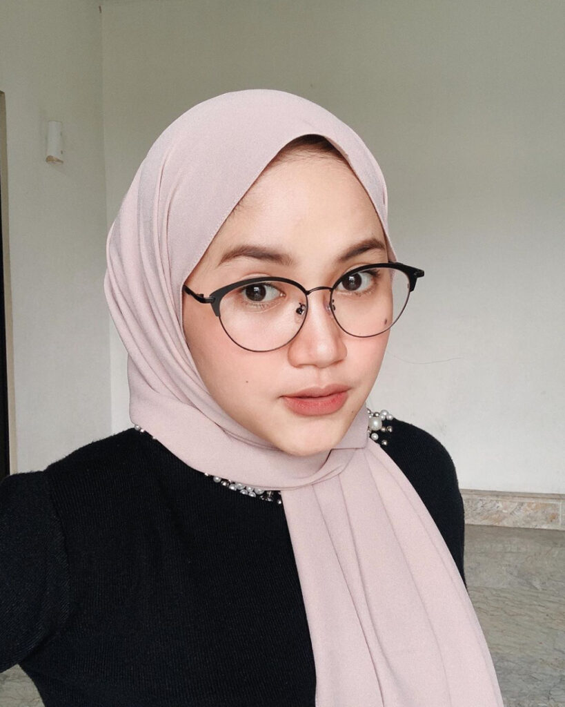 Selfie Tampil Smart dengan Kacamata Bening 