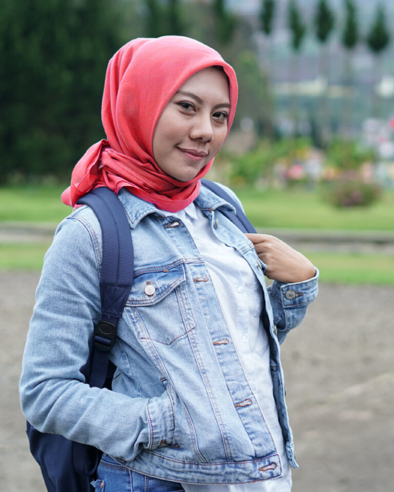 Kumpulan Foto Cewek IGO dan Mahasiswi Pakai Hijab Merah dan Jilbab