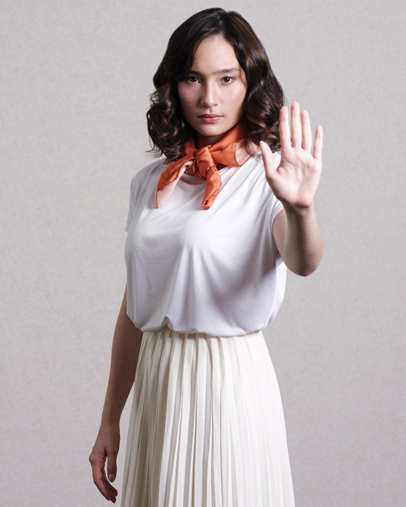 Tatjana Saphira baju kaos putih manis dan seksi