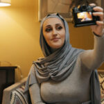 Cewek manis Pakai Baju Kaoks Ketat Hijab Selfie di dalam kamar