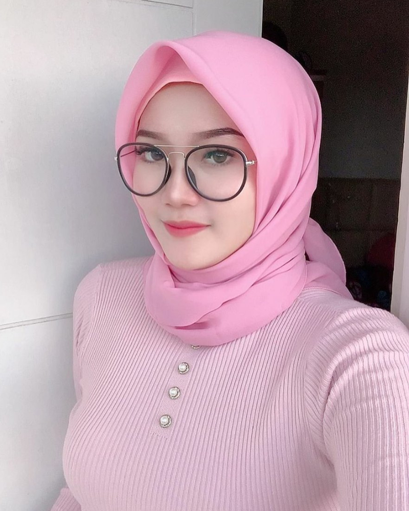 CEwek gendut baju ketat jilbab selfie pakai kacamata manis