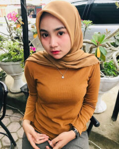 Jilboob - Cewek Berhijab yang Memakai Jilbab Tapi Berpakaian Seksi