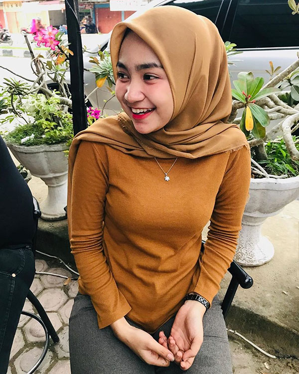 Cewek manis Pakai Jilbab Ketat dan seksi manis Abis Imut