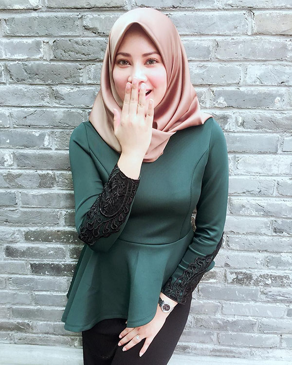 Cewek mansi pakai Baju Ketat dan Seksi Manis