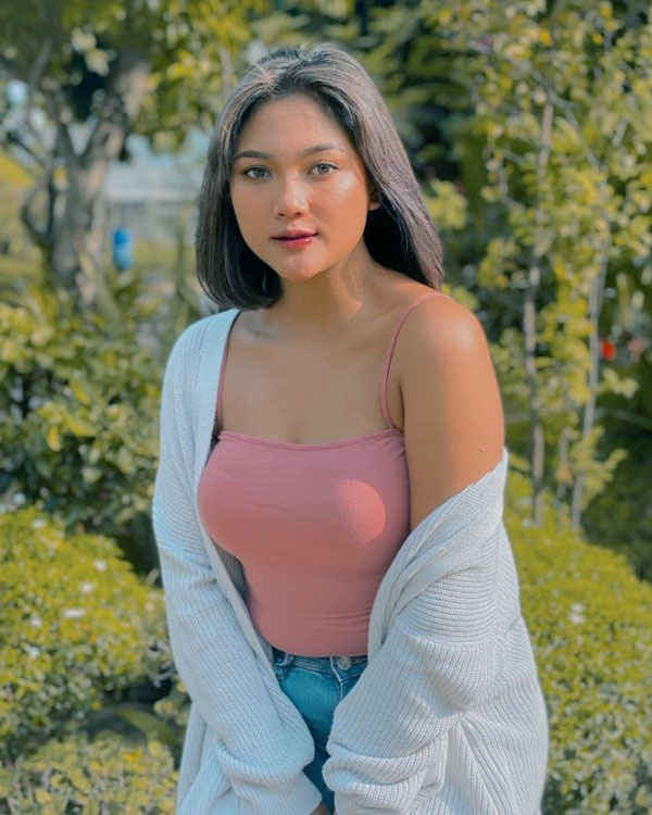 Artis seksi dan hot manis Marion Jola