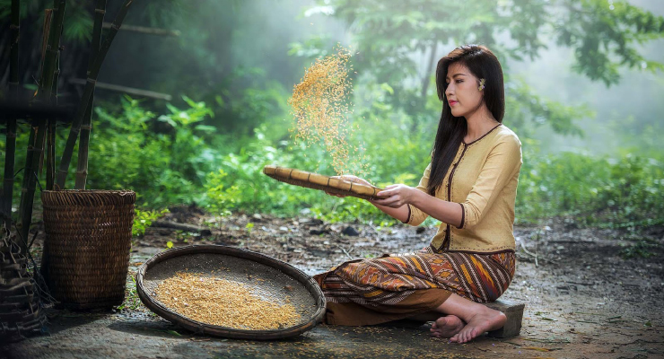 Gadis Desa dan manis Pakai Sarung Batik