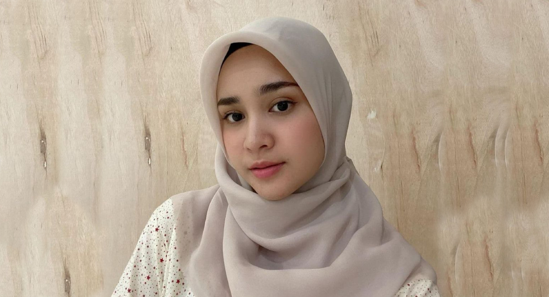 Wallpaper HD Cewek IGO Hijab Cantik dan Manis untuk HP