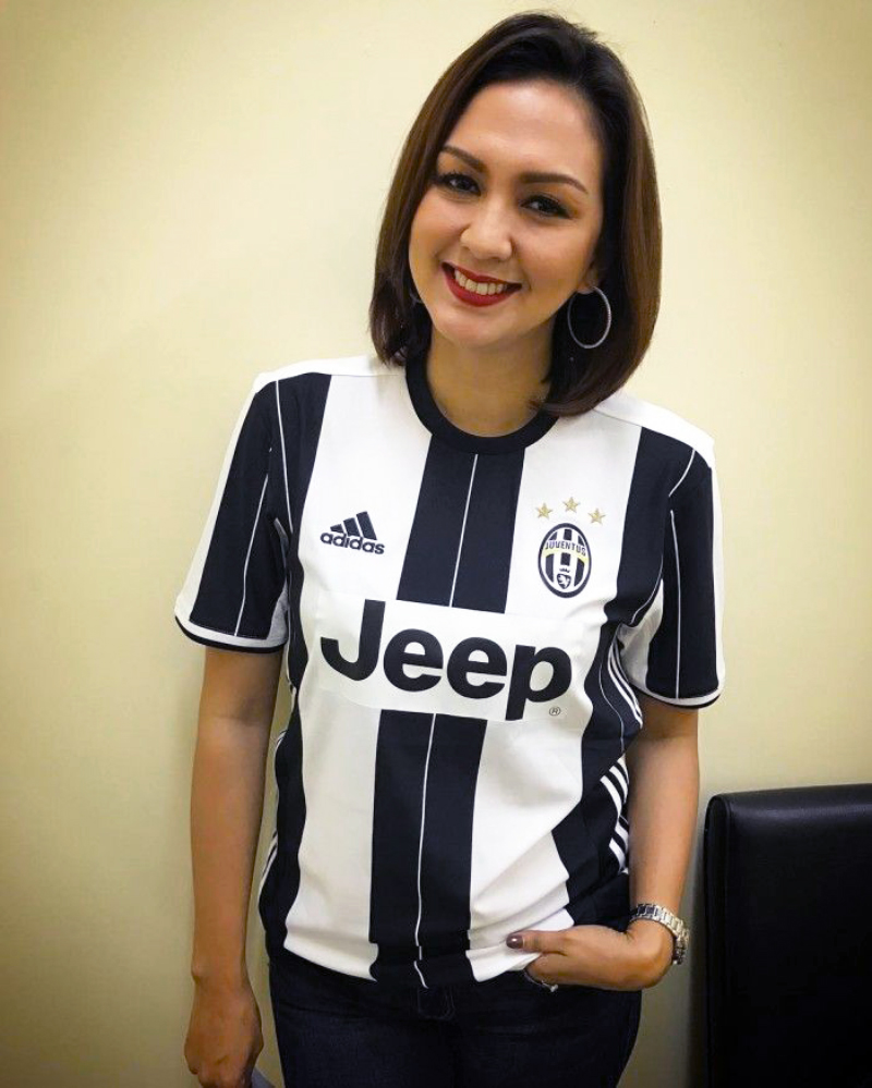 Donna Agnesia Seksi pakai Jersey Juventus
