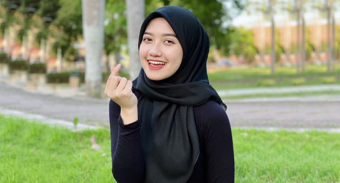 Cewek hijab Senyum manis Baju Kaos Ketat Di taman