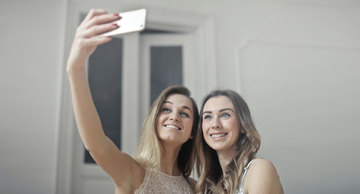 Cewek manis Selfie di dalam kamar pamer ketiak mulus