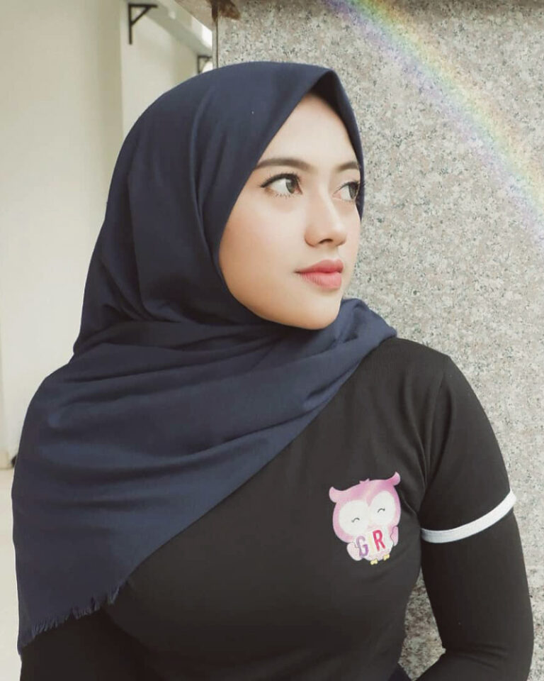 Yang Pamer Aurat Memang Menggoda Tapi Yang Berhijab Lebih Istimewa