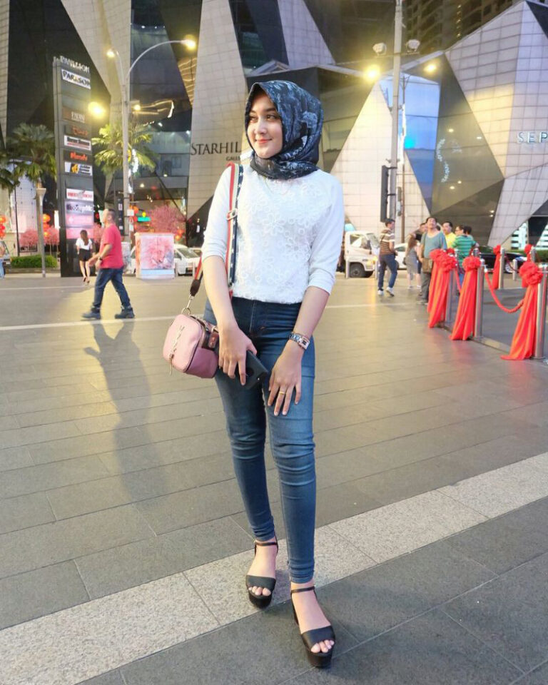 OOTD Hijab dan Celana Jeans Pencil Buat Kamu Yang Suka Petualangan