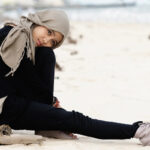 Cewek manis pakai Hijab edngan celana Jenas hitam di pantai