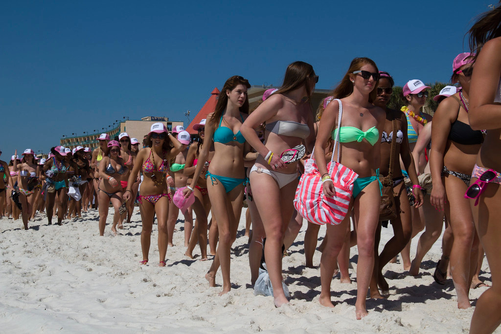 Parade Bikini paling besar di Panama