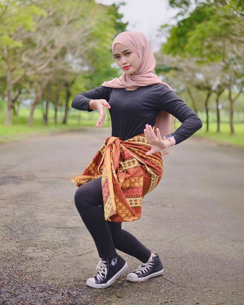 Cewek manis Hijab Sarung Legging Tari jaipong