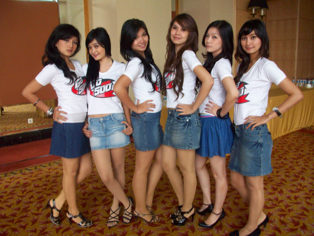 SPG cantik dan manis seksi Pakai Rok Mini hot