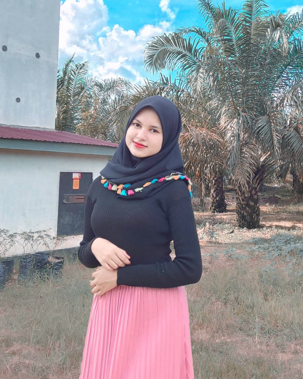 Simple OOTD Hijab dengan Rok Plisket Pink dan Black T ...