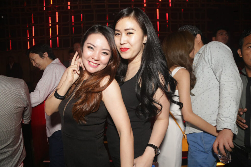 Cewek amoy seksi dan manis di Club