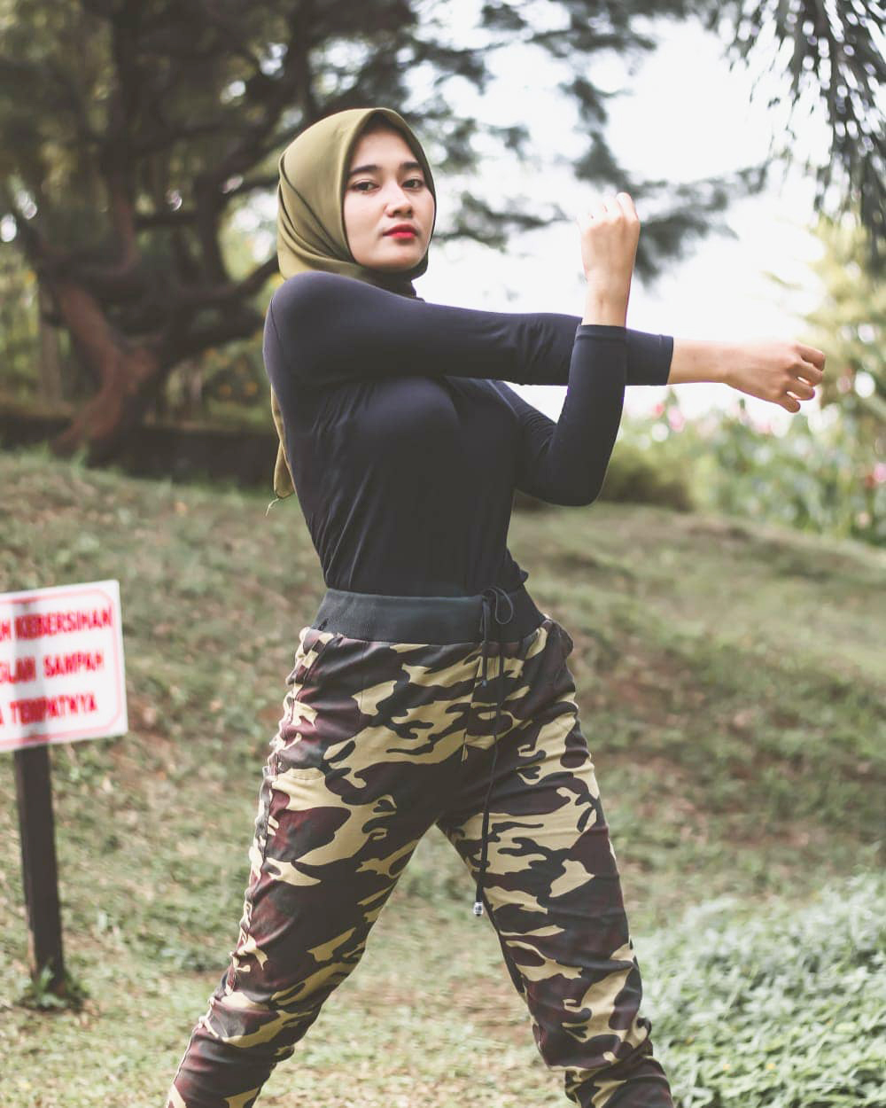 Hunting Foto Model Hijab Konsep Tomboy Army - Muka Jutek Cewek Manis