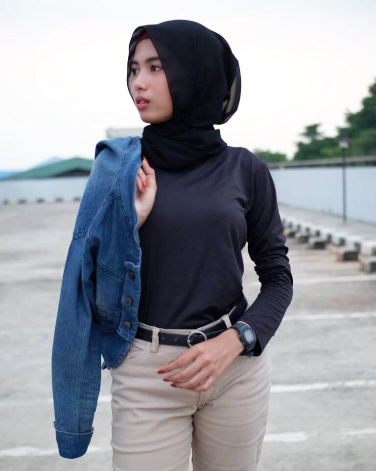 Hunting Foto Model Hijab Casual dengan Konsep Tomboy - Dzargon