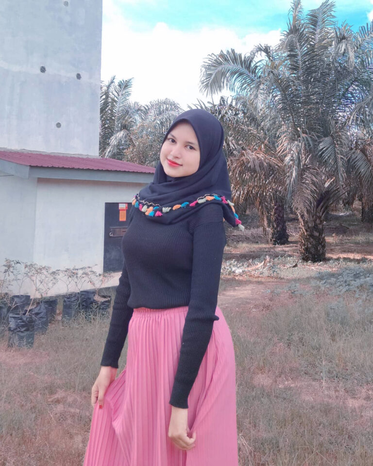 Simple OOTD Hijab dengan Rok Plisket Pink dan Black T-Shirt di Kebun