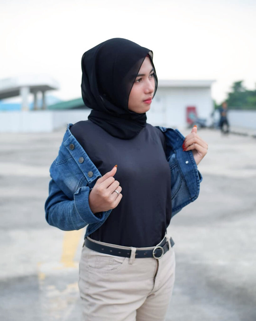 Foto Model cewek IGO HIjab pose buka jaket