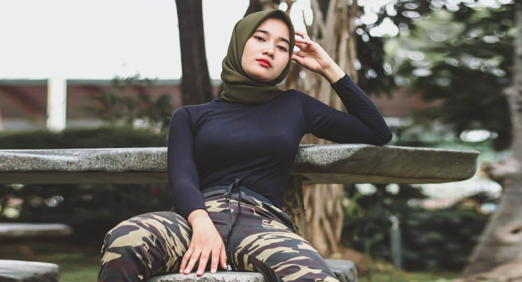 Hunting Foto Model Hijab Konsep Tomboy Army – Muka Jutek Cewek Manis Abis