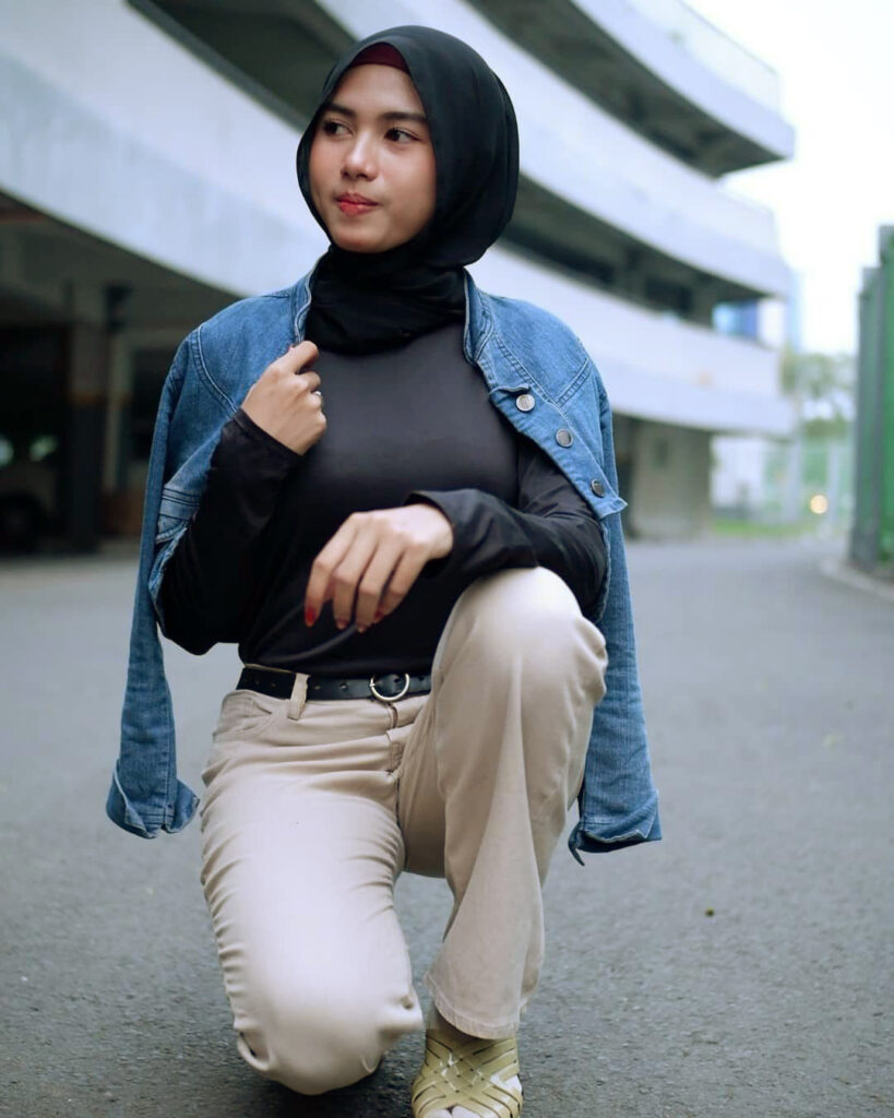 Foto Model cewek IGO HIjab pose jongkok