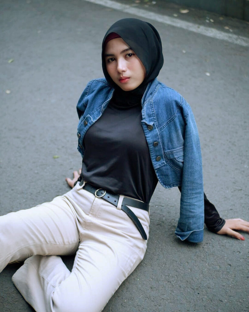 Foto Model cewek IGO HIjab duduk di aspal