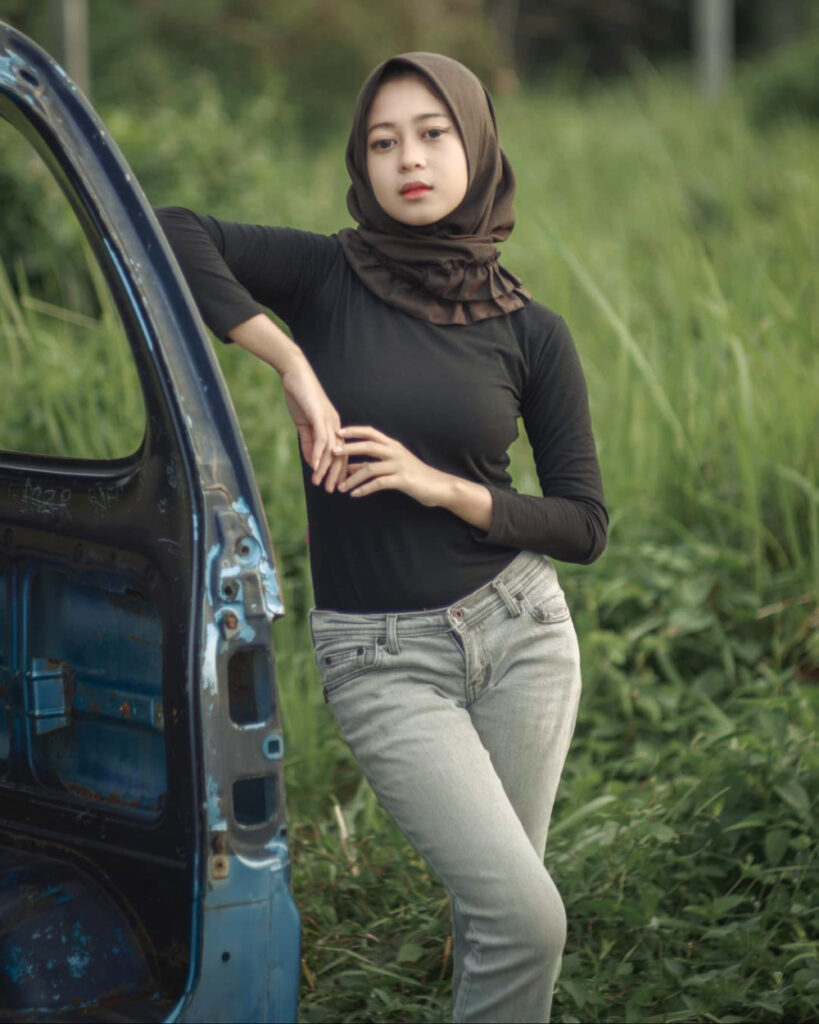 Nanda Frisca cewek manis pakai Hijab dan baju kaos ketat