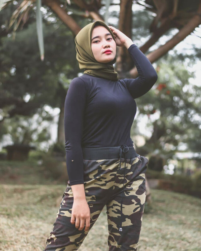 Hunting Foto Model Hijab Konsep Tomboy Army - Muka Jutek Cewek Manis ...