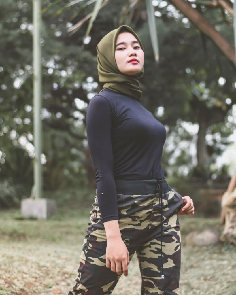 Hunting Foto Model Hijab Konsep Tomboy Army - Muka Jutek Cewek Manis ...