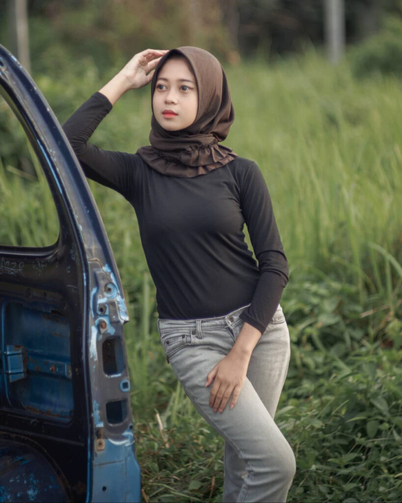 Pose bingung cewek manis Nanda Frisca
