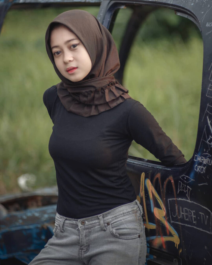 Pose busung ada Nanda Frisca di atas angkot