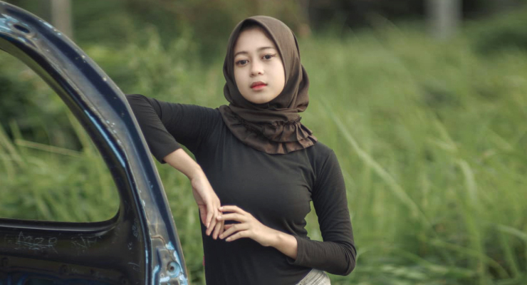 Nanda Frisca – Photoshoot Konsep Hijab Cantik dan Mobil Bekas di Bengkel Tua