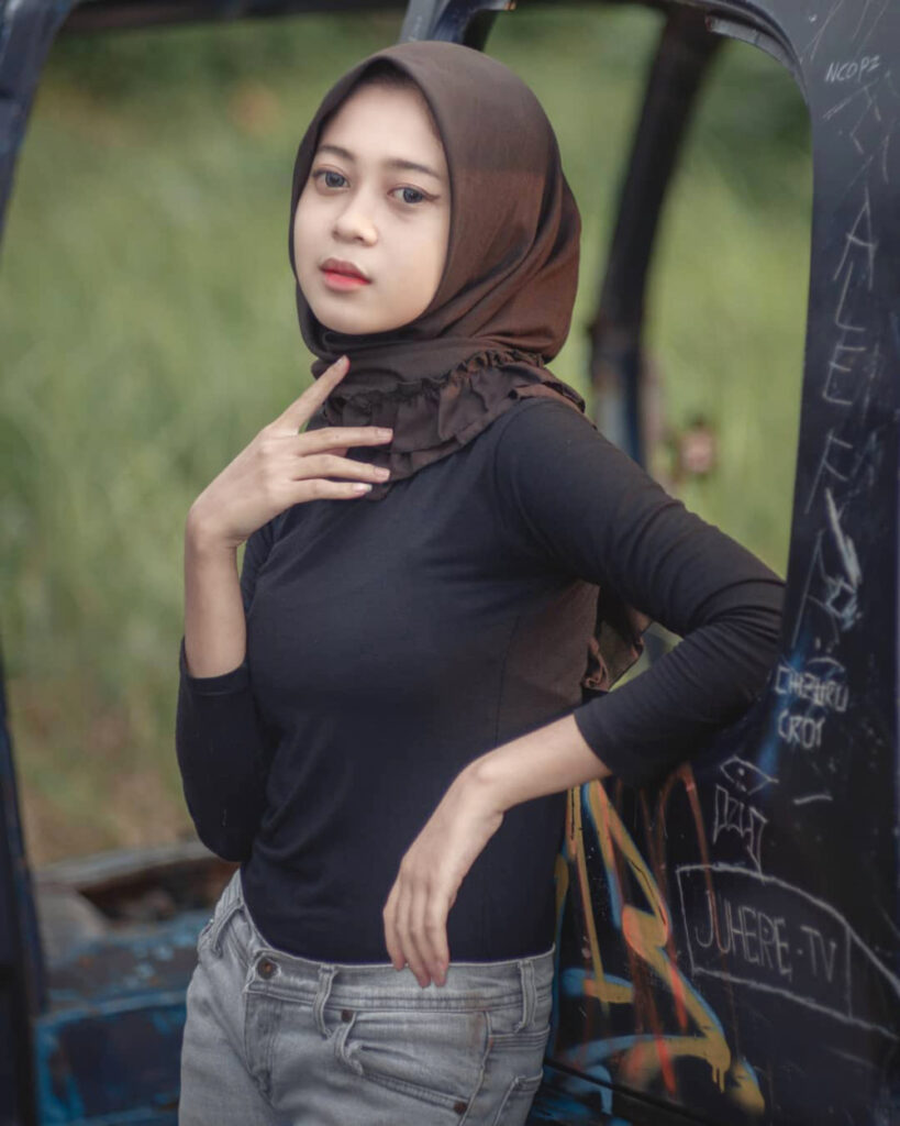 Seksi Pose Nanda Friska Hijab ketat