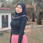 CEwek Hijab manis dan cantik selfie di depan Kebun Sawit