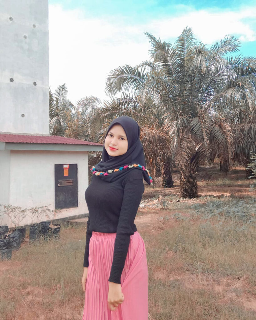Cewek IGO Manis Selfie narsis di Kebun Kelapa Sawit