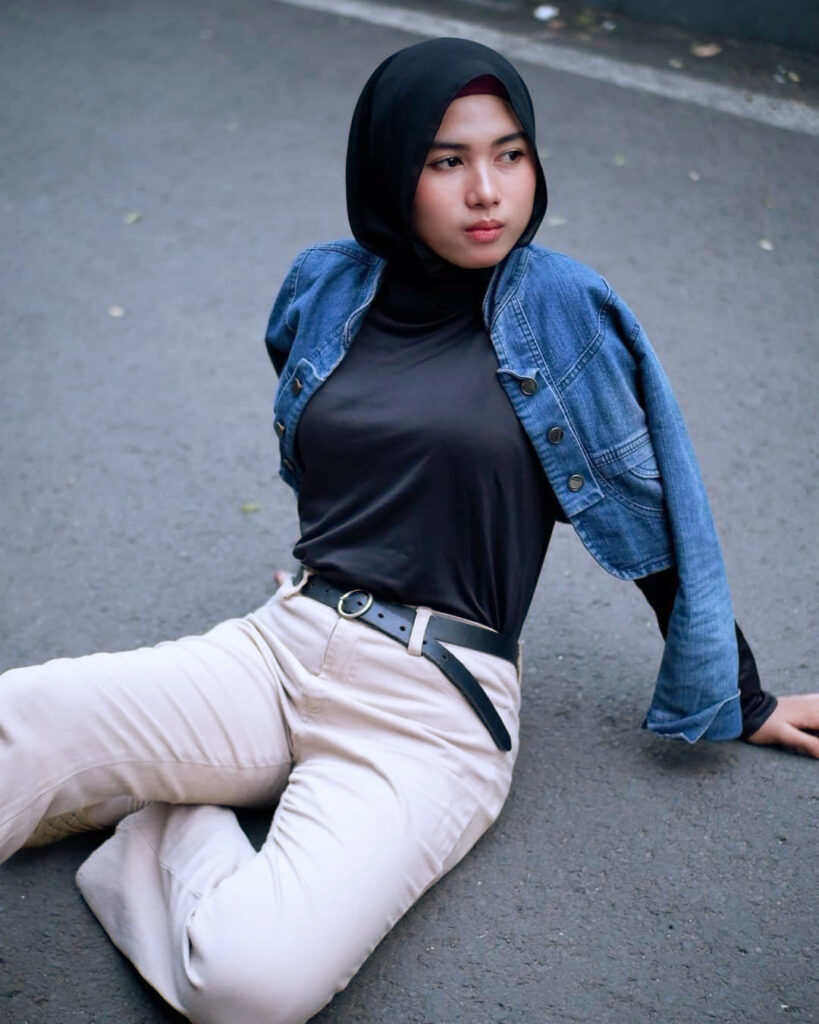 Pose manis Foto Model cewek IGO HIjab duduk di aspal