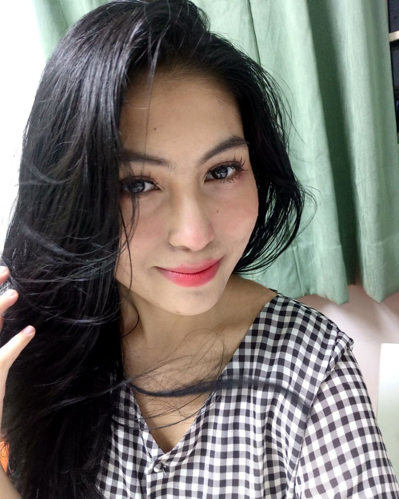 Cewek manis dan cantik bibir merah