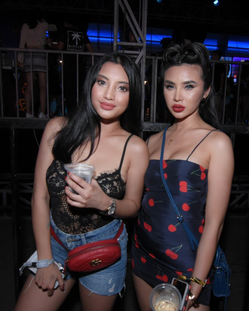 Cewek IGO seksi pakai Tanktop Clubbing
