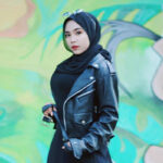 CEwek mansi tomboy Pakai Hijab dan Baju ketat warna hitam