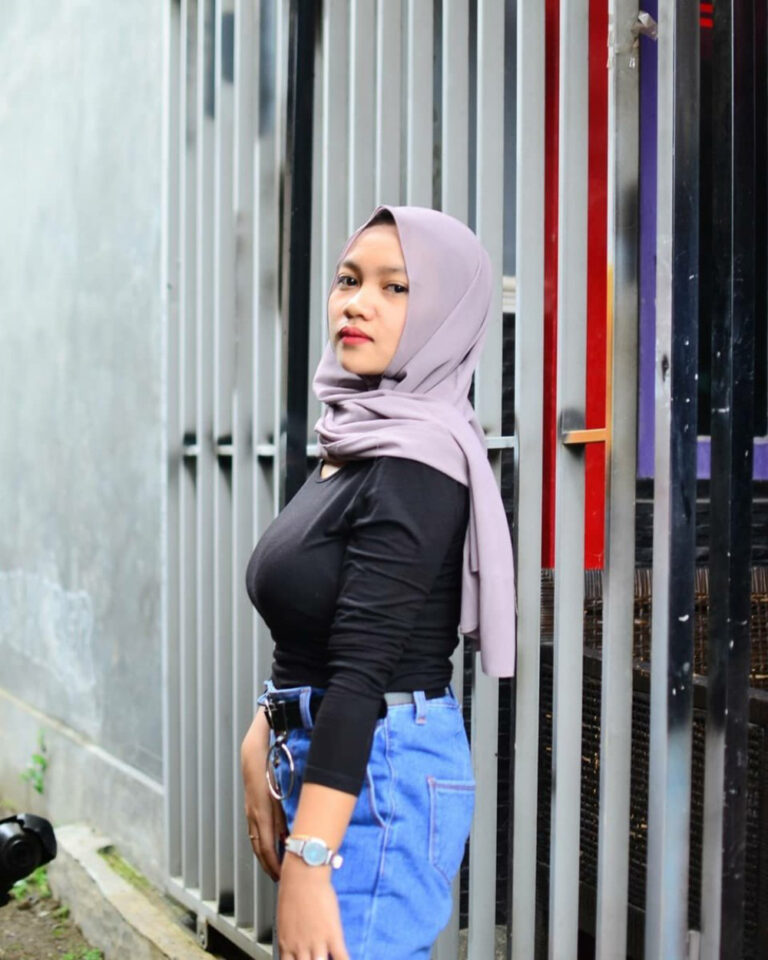 Muntakiyah - OOTD Seksi Foto Model Hijab Gaul dengan Jenas ...