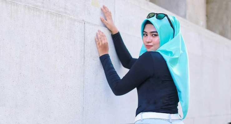 Gaya dan Pose Foto Model Hijab Cantik yang Menantang