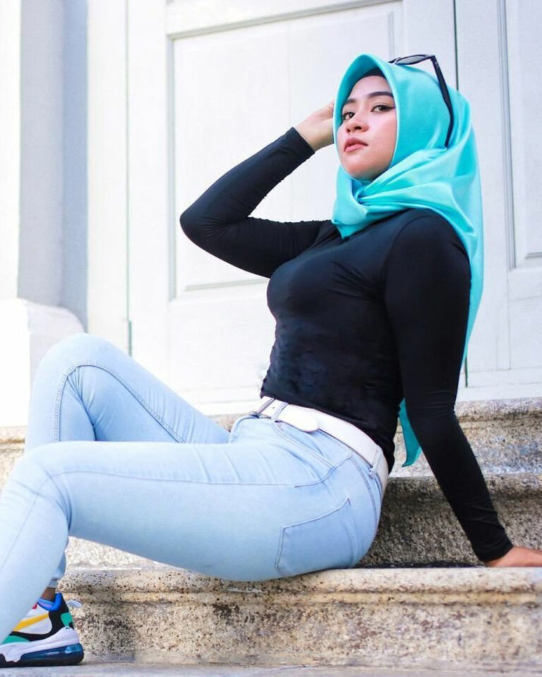 Gaya dan Pose Foto Model Hijab Cantik yang Menantang Dzargon